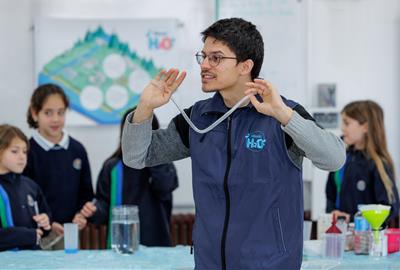 Tallerista del nou programa educatiu Missió H20, impartint una sessió. Veolia